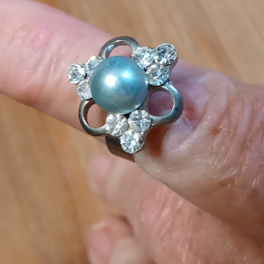 NWOT Silver tone faux pearl ring